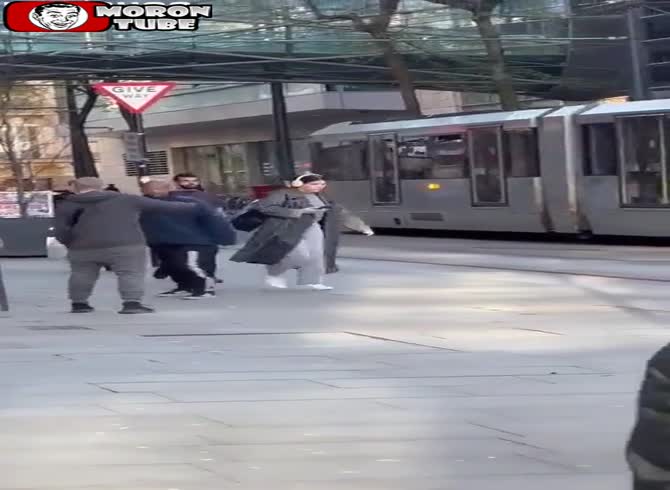Video :In Manchester, a guy draws a machete during a scuffle